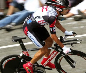 开云体育直播-F1街道赛之夜，当引擎轰鸣遇见萨拉赫，舞台越大，光芒越炽