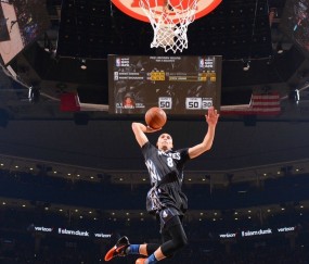 开云体育APP下载-跨洋对决的震撼回响，76人横扫深圳队，哈利伯顿关键进球定乾坤