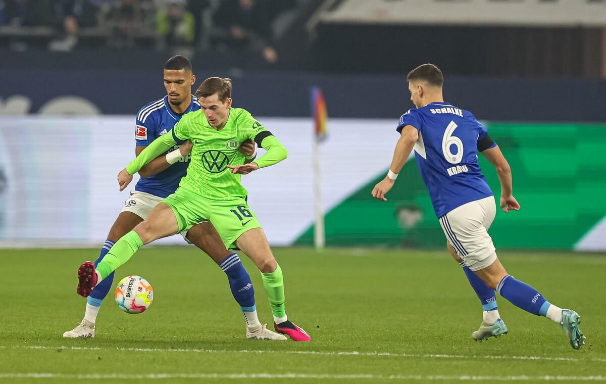 沙尔克遭遇失利,连败局势难改 沙尔克遭遇失利,连败局势难改