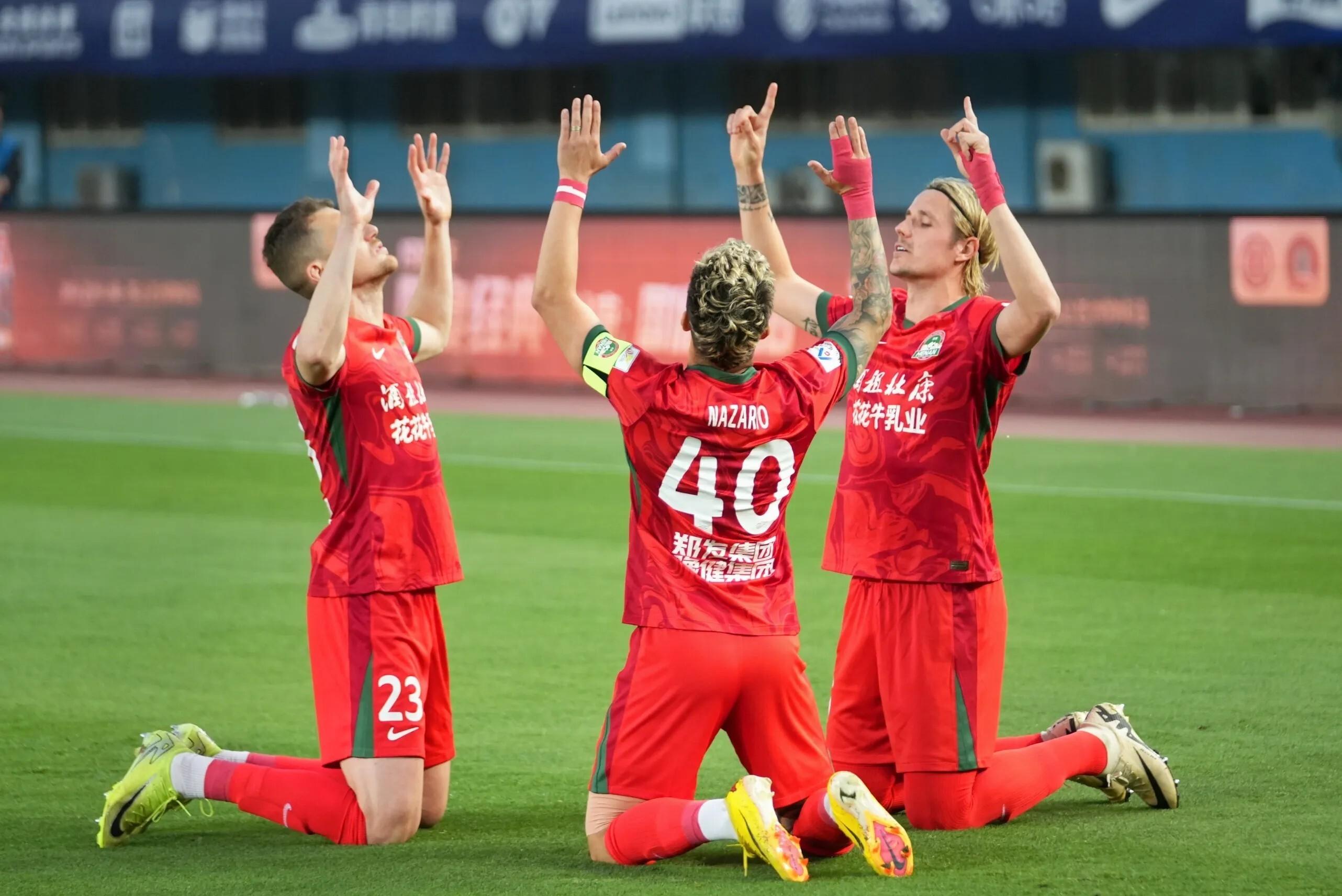 精彩足球赛事中，一支球队瞬间逆袭取得胜利